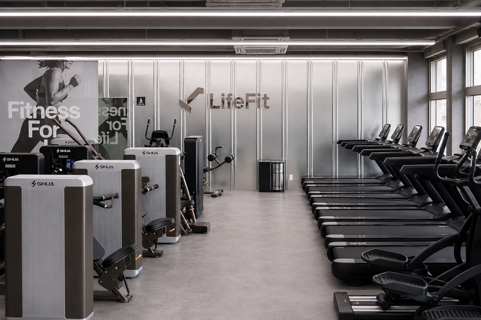 LifeFit店舗内観・清潔感のあるトレーニングエリア
